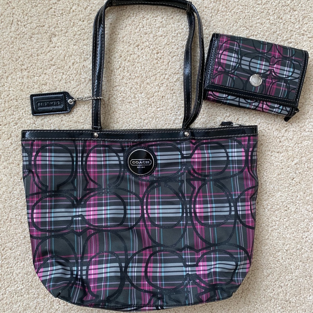 Beautiful Coach Purse & Wallet